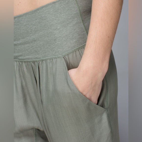 Lululemon Post  Power Crop
Earl Grey / Heathered Earl Grey - Picture 5 of 10